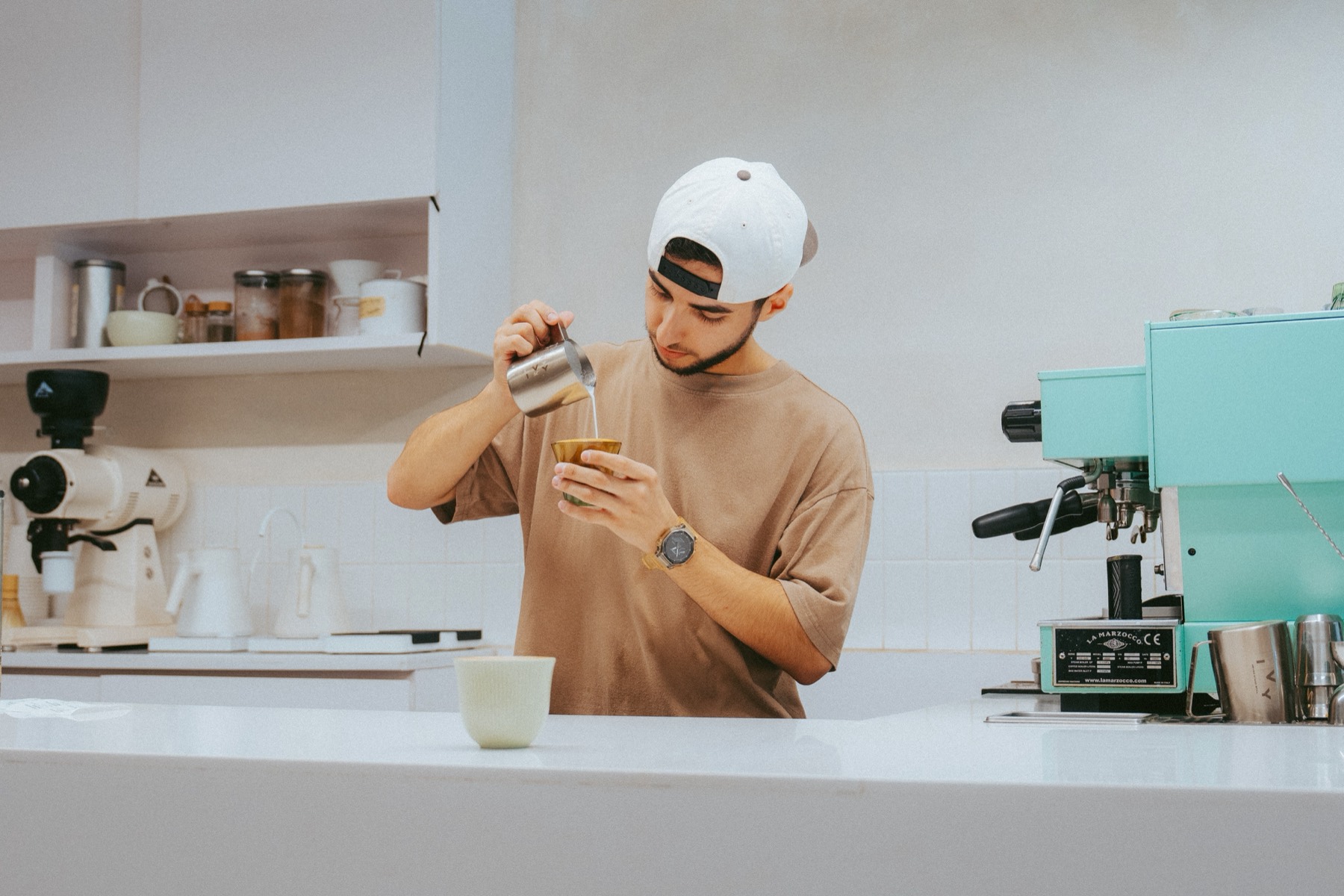 Barista preparando café en la máquina La Marzocco