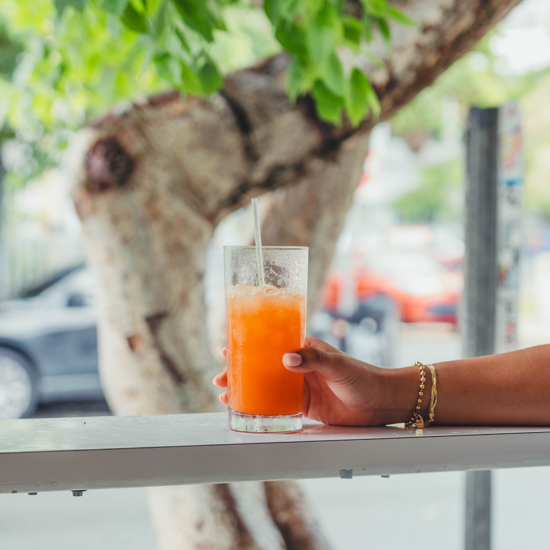 Mocktail Patio Bonito en el balcón, con el árbol detrás